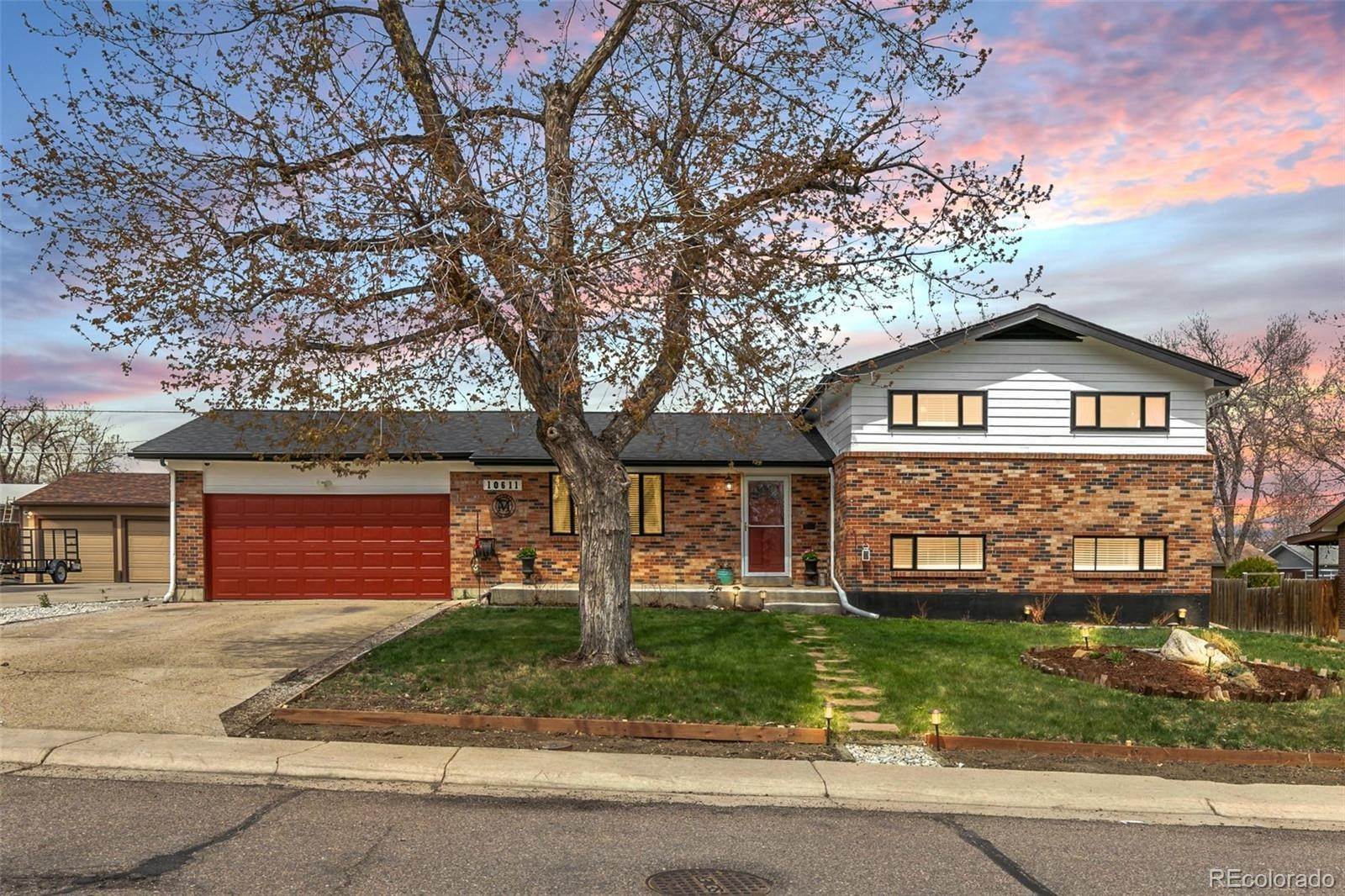Single Family Homes pour l Vente à 10611 Livingston Drive Northglenn, Colorado 80234 États-Unis