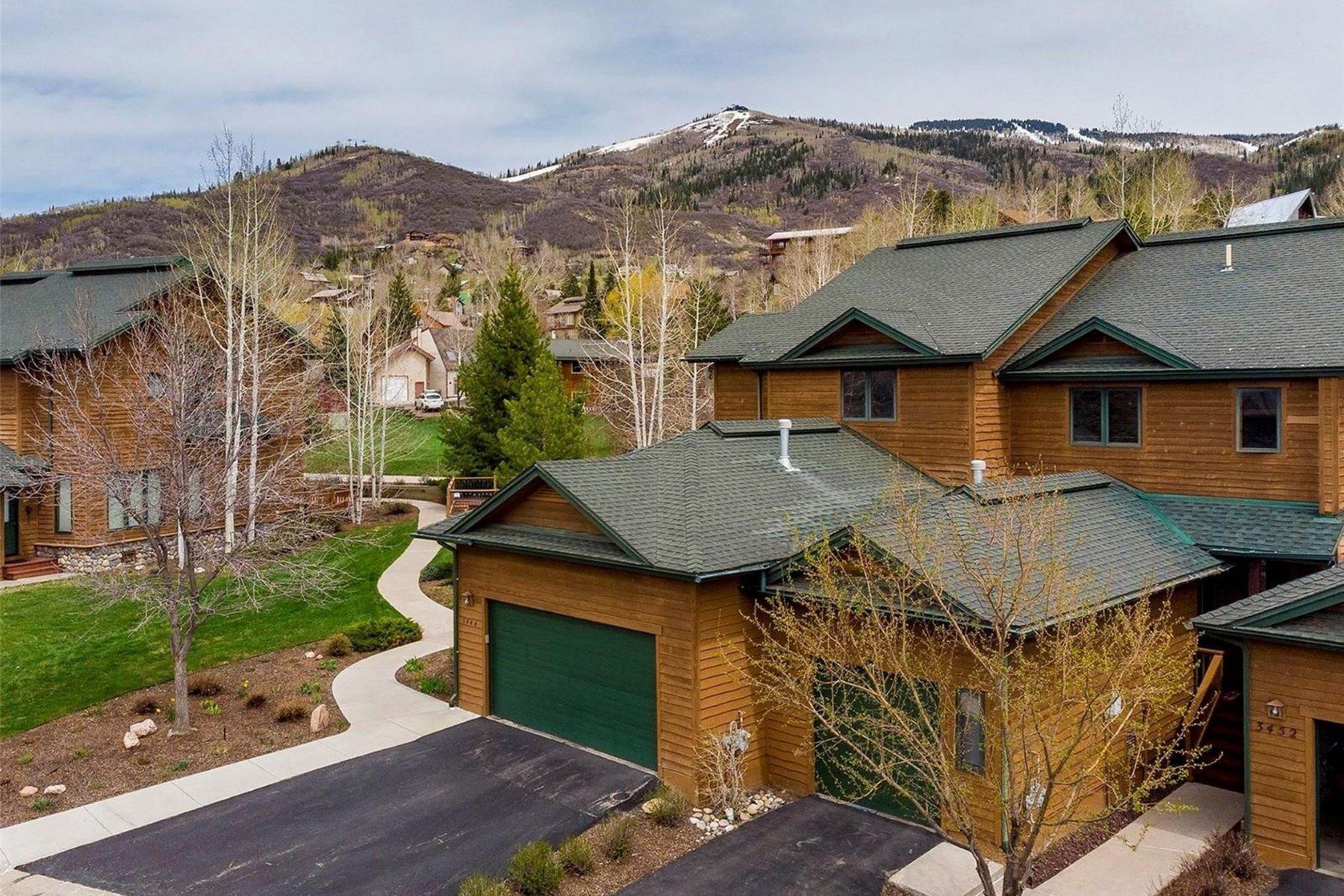 26. Multi-Family Homes for Sale at Rare Enclave Townhome 3448 Spring Valley Drive Steamboat Springs, Colorado 80487 United States